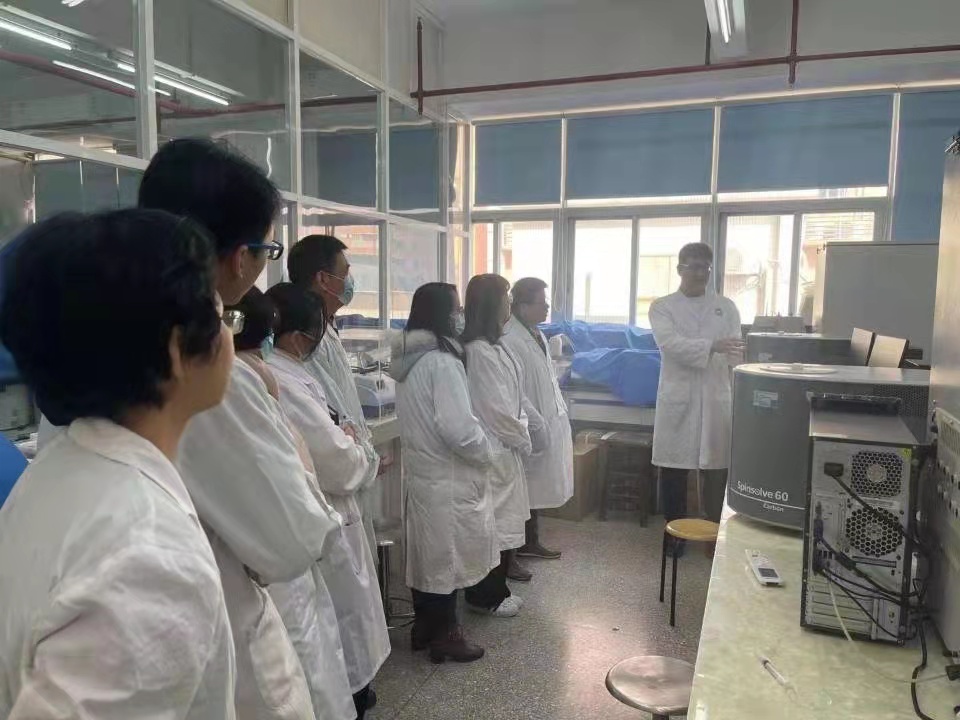 胡水老师讲授仪器操作