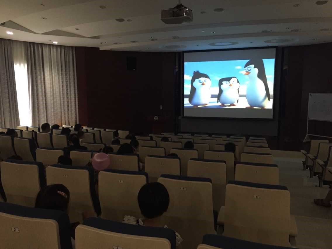 与爸爸妈妈一起看迪士尼动画片