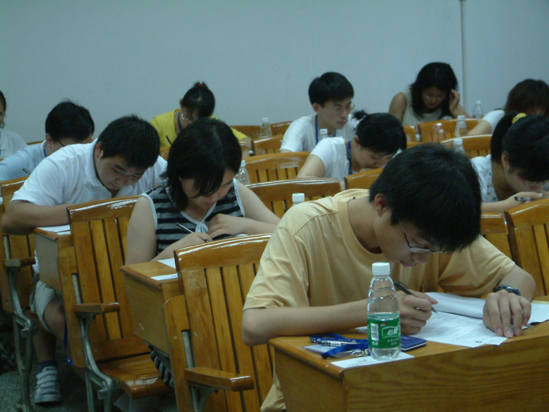 同学们在认真地考试