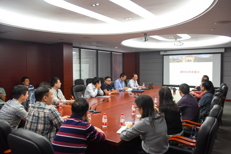 图1 李景虹教授与我院教师交流座谈