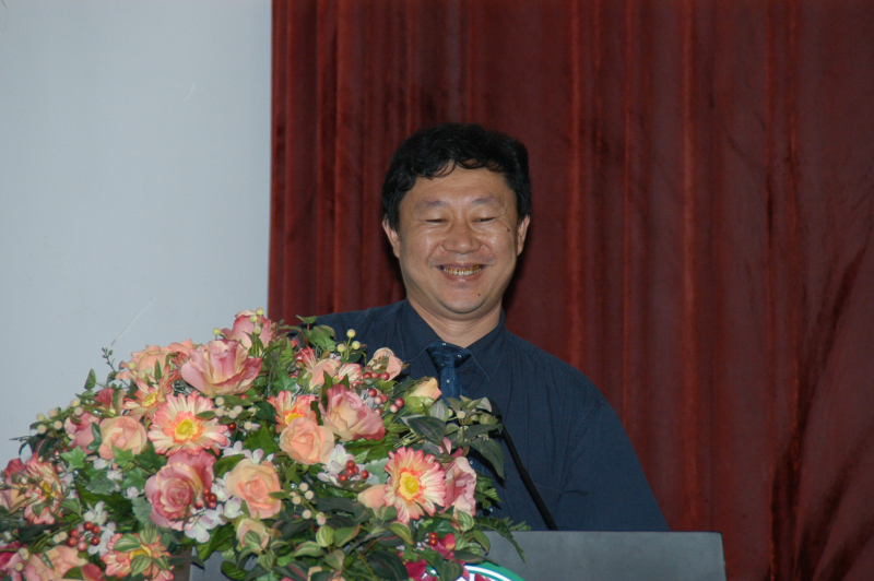 2中山大学化学与化学工程学院副院长童叶翔教授主持闭幕式