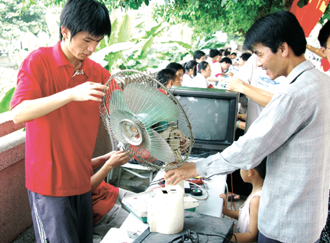 中大暑期"三下乡"综合服务队热情服务农民朋友
