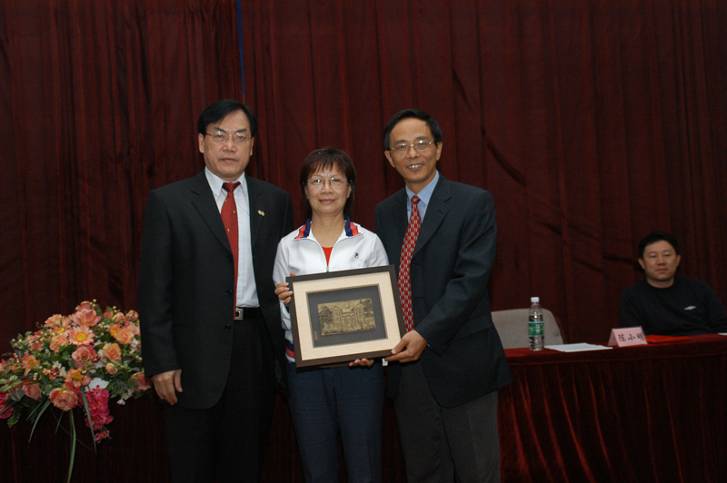 热烈庆祝2006“芙兰杯”广东省高校研究生化学学术研讨会暨中山大学芙兰励教奖学金颁奖仪式圆满成功 