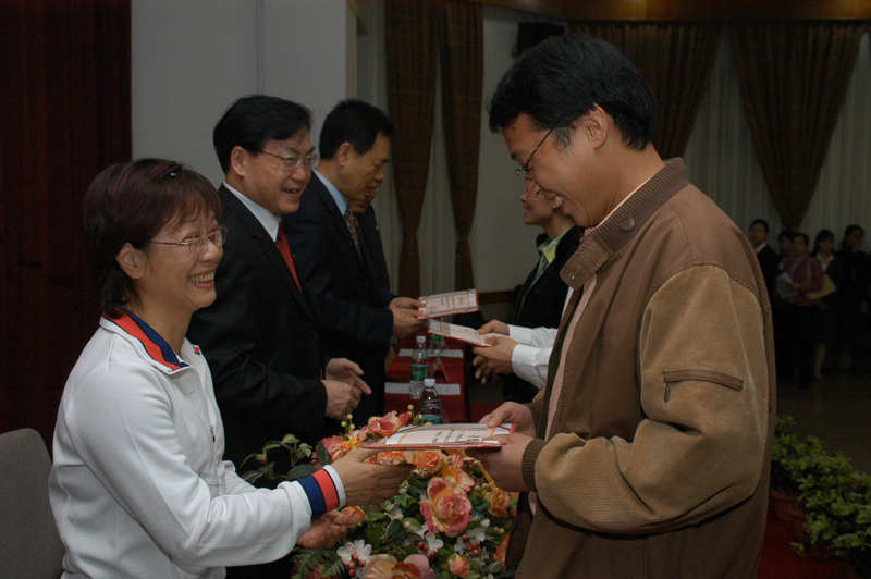热烈庆祝2006“芙兰杯”广东省高校研究生化学学术研讨会暨中山大学芙兰励教奖学金颁奖仪式圆满成功 