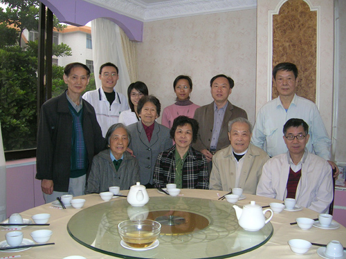 符若文书记、孔晓慧副书记和参与化学志编写的退休教师合影留念