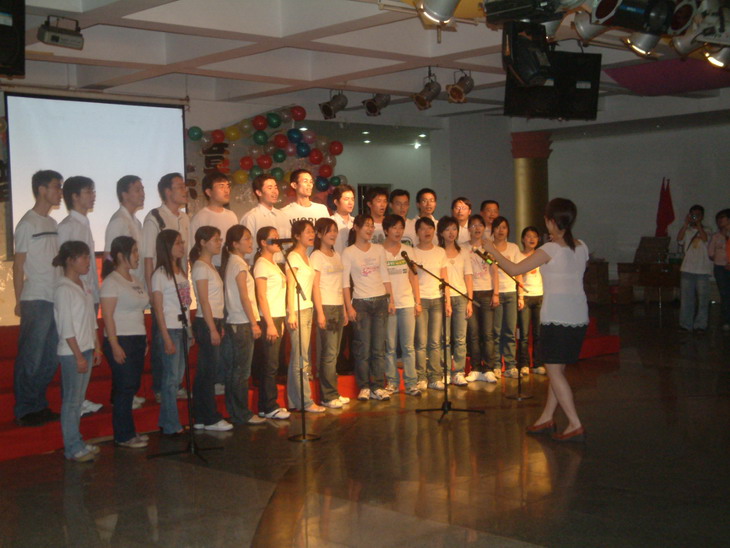 师生欢聚一堂 共谱和谐乐章 