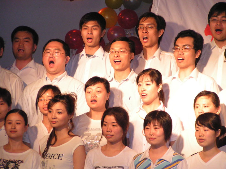 师生欢聚一堂 共谱和谐乐章 