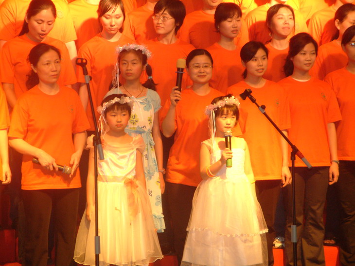 师生欢聚一堂 共谱和谐乐章 