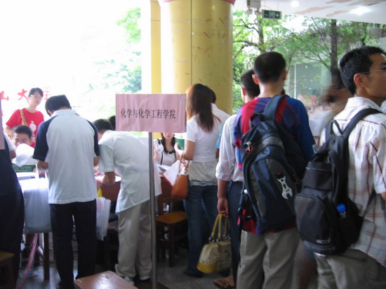 化院师生热情迎新 07新生倍感温馨 