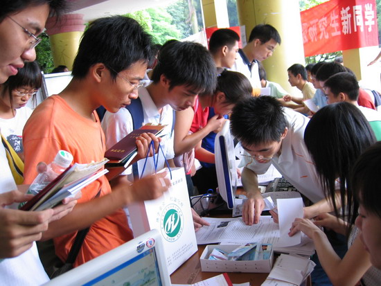 化院师生热情迎新 07新生倍感温馨 