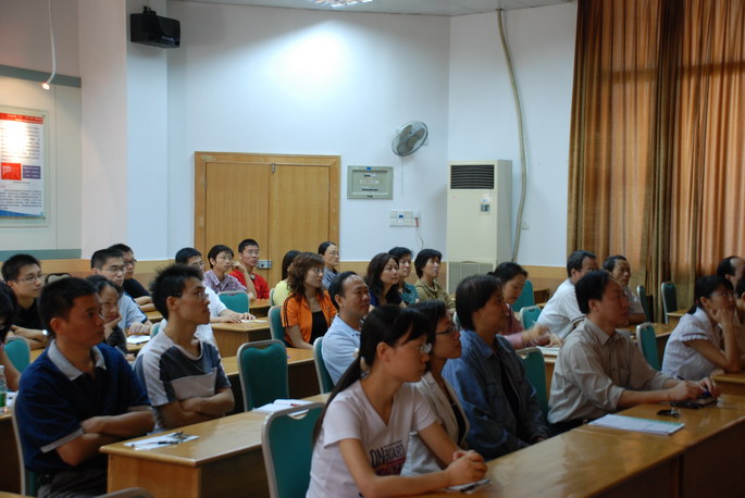 化学院党委组织集体观看中国共产党十七大开幕式 