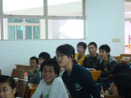 走进十七大，学习十七大 ——记化学院06、07级本科党支部首次联合组织生活 