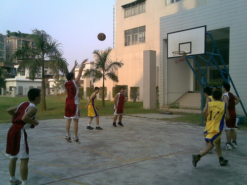 以“球”相会 赛出精彩--2007研究生迎新球赛 