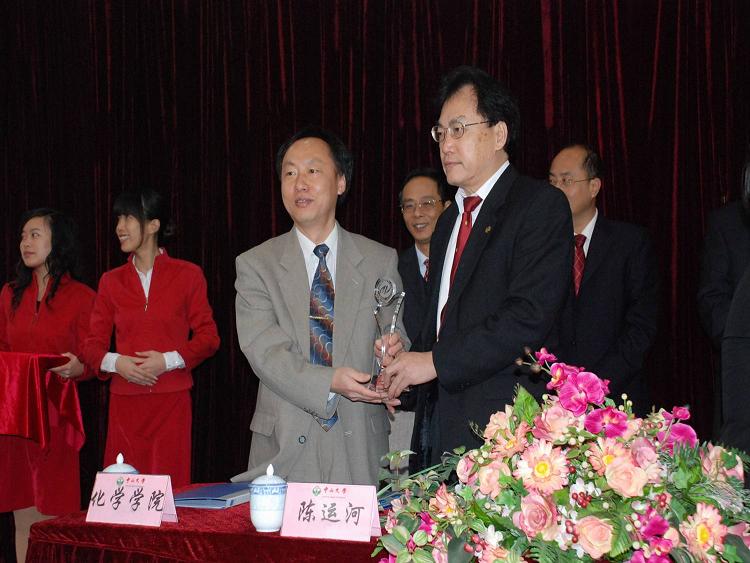 芙蕖娉婷展科研硕果 兰心蕙婉系康乐情怀 