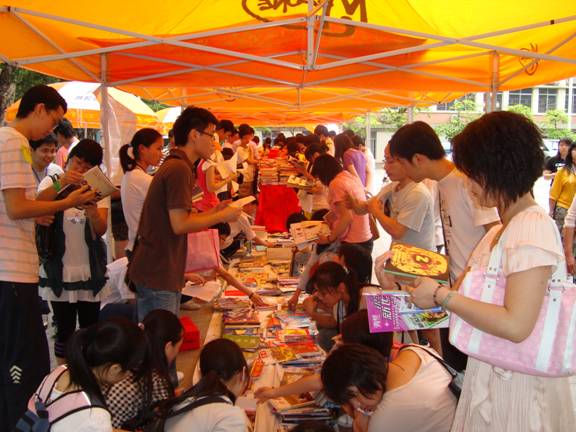 赠人玫瑰，手有余香系列活动——捐书、义卖活动