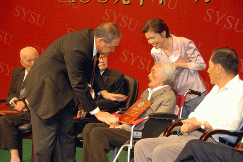 第一届中山大学卓越服务奖颁奖仪式隆重举行 我院四教授获奖 