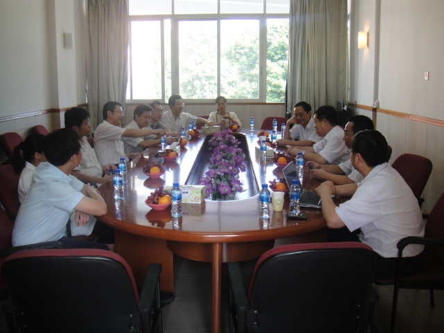 李灿院士受聘为我院客座教授并作学术报告 