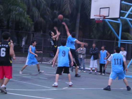 首届中山大学研究生篮球联赛我院勇夺季军 