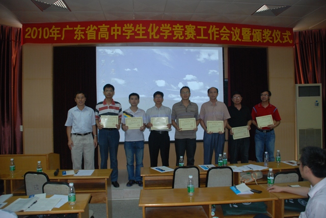 回顾过往、欢欣鼓舞、展望未来、任重道远 