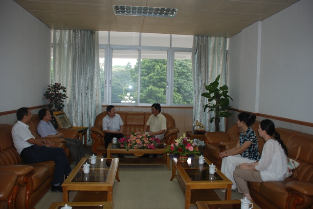 校领导慰问我院青年骨干教师代表童明良教授 