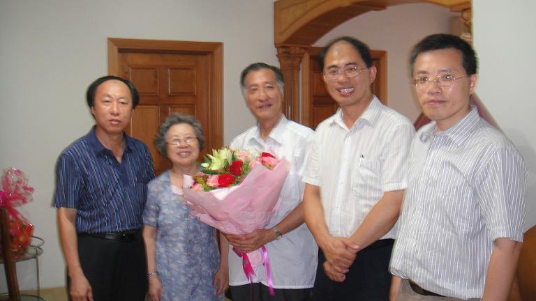 教师节前夕院领导看望慰问院士及院士家属 