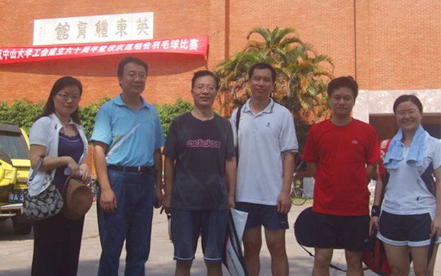 我院教职工参加2011年校庆羽毛球比赛 