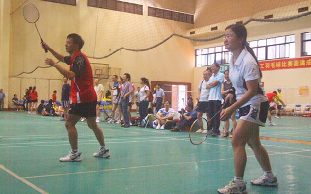 我院教职工参加2011年校庆羽毛球比赛 