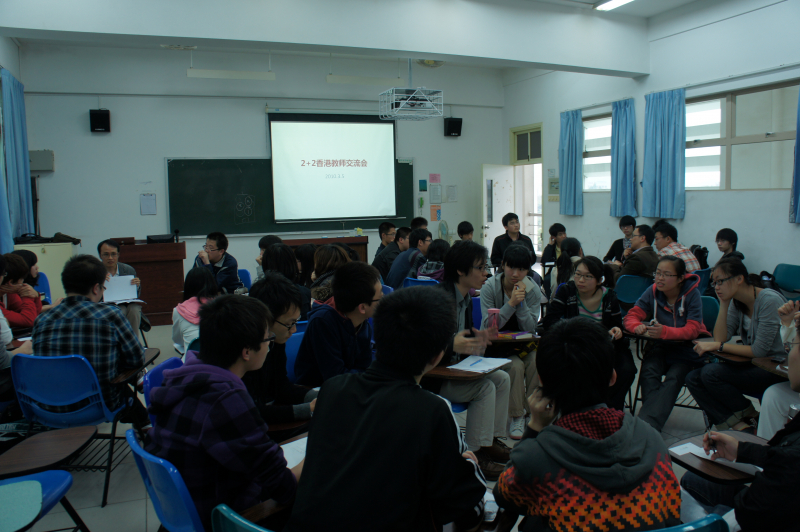 在交流中建立沟通，沟通中联络师生感情 
