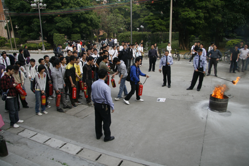 我院成功举办实验室安全教育讲座和消防演练 