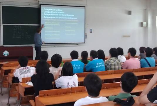 英国伯明翰大学化学系主任Jon Preece教授来我院珠海校区作访问交流 