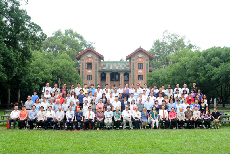 情满康乐，桃李芬芳 