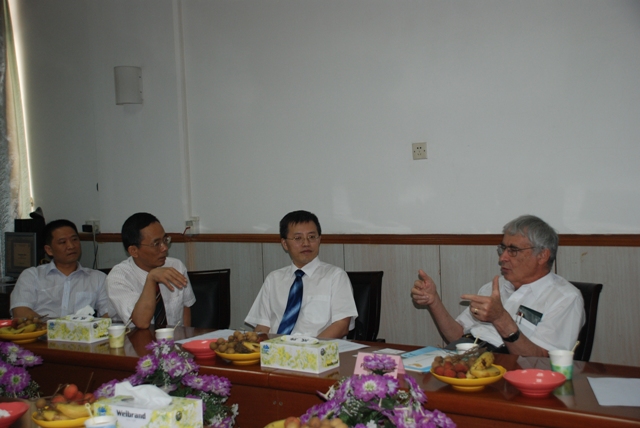 美国科学院院士、《美国化学会志》主编Peter J.Stang教授应邀访问我院 