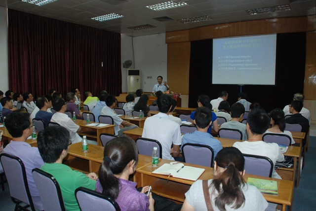 国家基金委化学部梁文平常务副主任莅临我院指导 