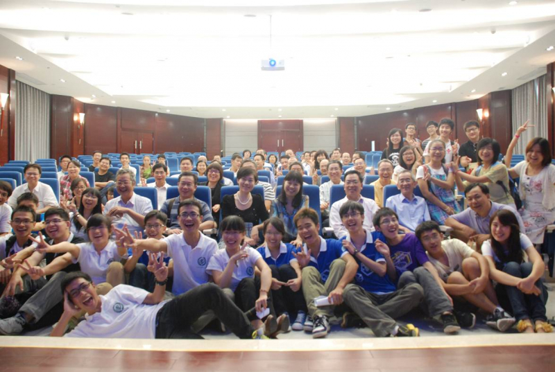 芳草有情，岁月如歌——记中山大学90周年校庆准备仪式暨2012年校友日活动 