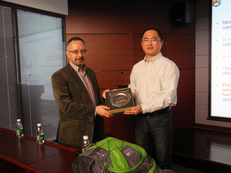 英国伯明翰大学化学系副主任Roy Johnston教授来访 