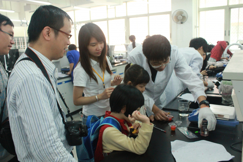 开放实验迎校友，携子共度化学节 