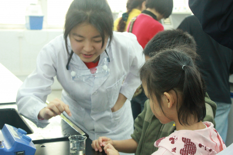 开放实验迎校友，携子共度化学节 