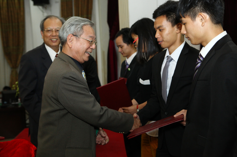 中山大学物理科学与工程技术学院、化学与化学工程学院 2014年“芙兰励教奖学金”颁奖典礼顺利举行