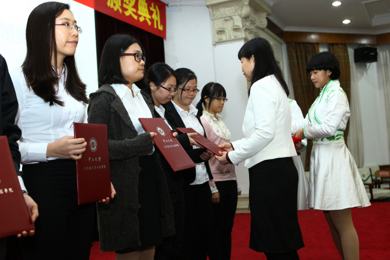 中山大学物理科学与工程技术学院、化学与化学工程学院 2014年“芙兰励教奖学金”颁奖典礼顺利举行