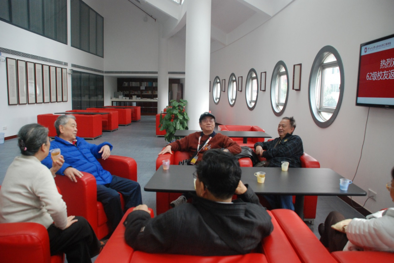 古稀之年重聚首，康乐园里齐开颜 