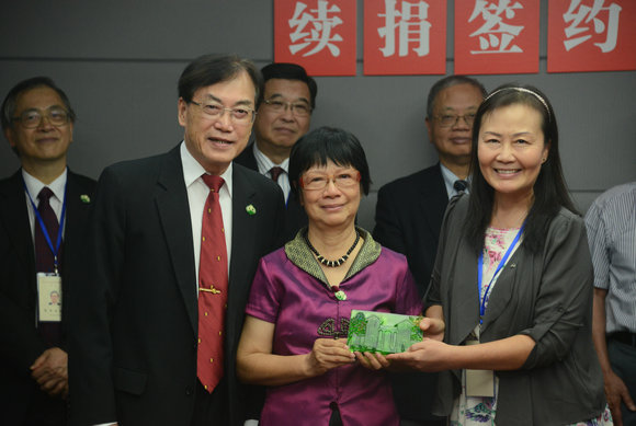 中山大学第三届“芙兰奖”评审会议暨庆祝母校90华诞陈运河刘修婉校友伉俪续捐签约仪式圆满举行 
