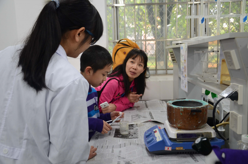 中山大学化学与化学工程学院第十五届化学节实验楼开放日校友活动花絮