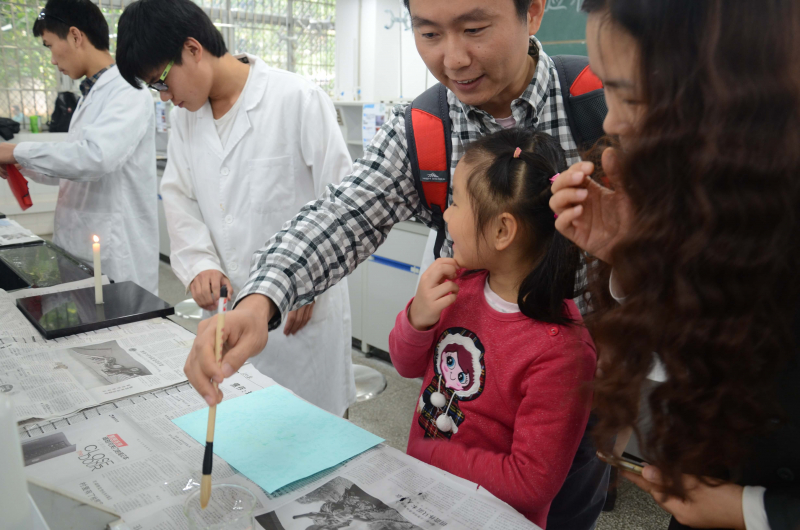 中山大学化学与化学工程学院第十五届化学节实验楼开放日校友活动花絮