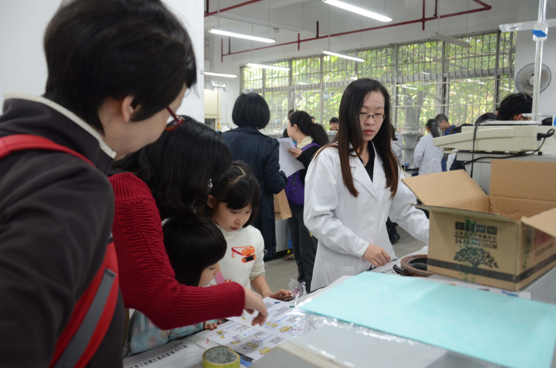 中山大学化学与化学工程学院第十五届化学节实验楼开放日校友活动花絮