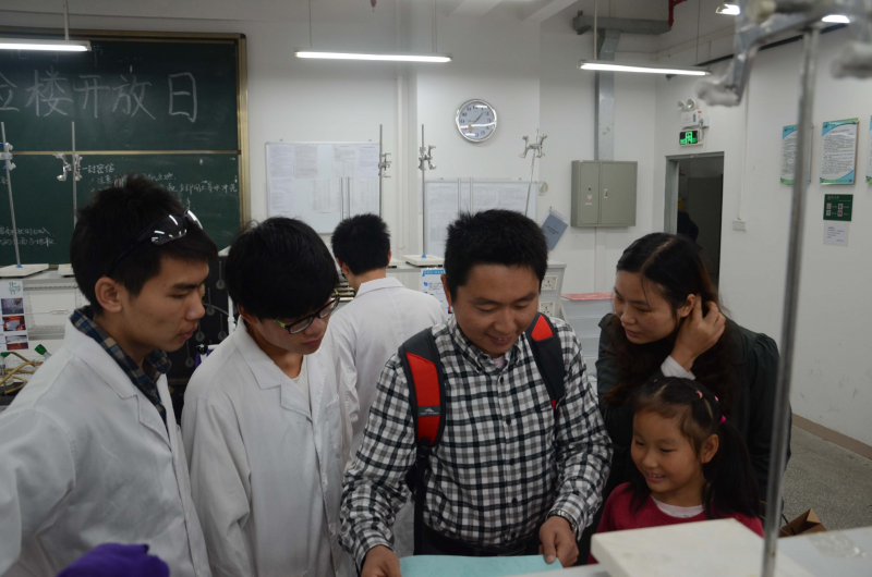 中山大学化学与化学工程学院第十五届化学节实验楼开放日校友活动花絮