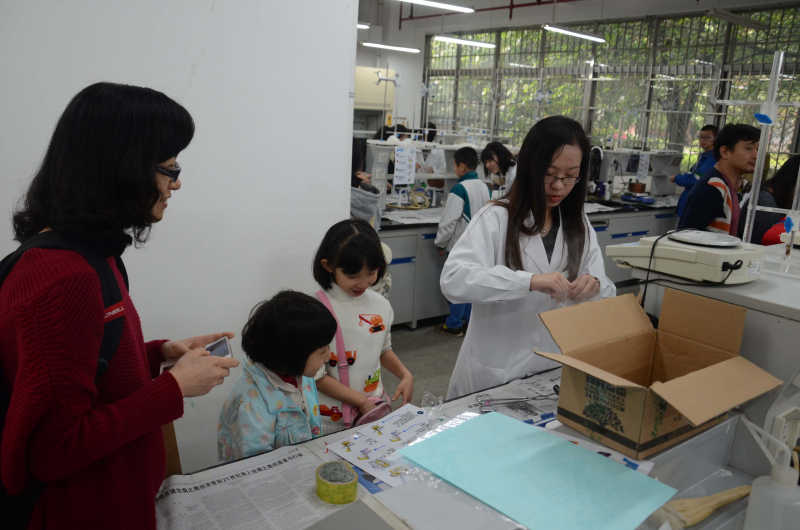 中山大学化学与化学工程学院第十五届化学节实验楼开放日校友活动花絮