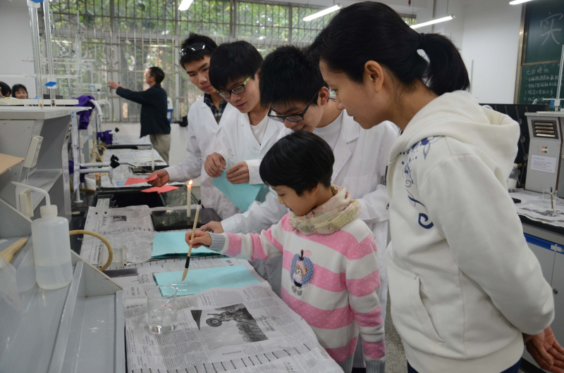 中山大学化学与化学工程学院第十五届化学节实验楼开放日校友活动花絮