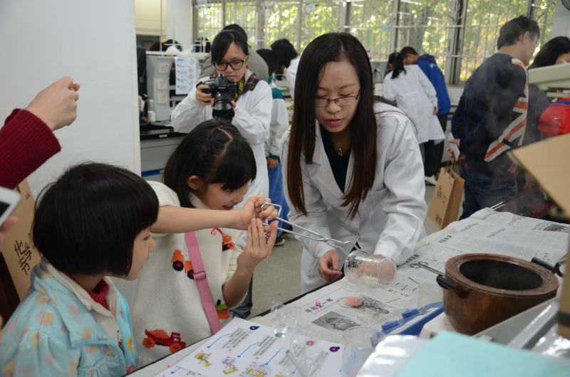 中山大学化学与化学工程学院第十五届化学节实验楼开放日校友活动花絮