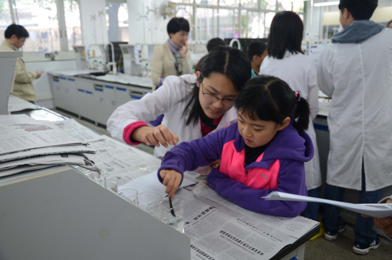 中山大学化学与化学工程学院第十五届化学节实验楼开放日校友活动花絮