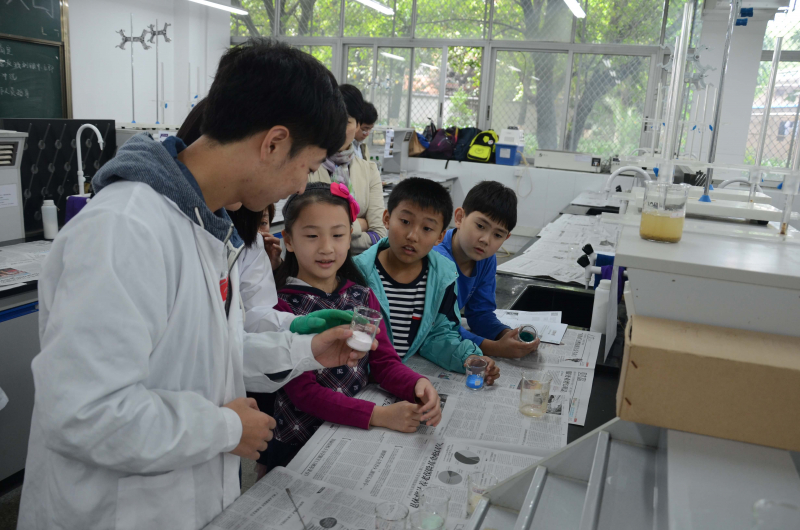 中山大学化学与化学工程学院第十五届化学节实验楼开放日校友活动花絮